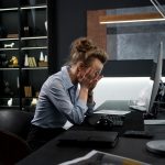 πώς να αποβάλλω το άγχος της δουλειάς σκέφτεται μια εργαζόμενη.
